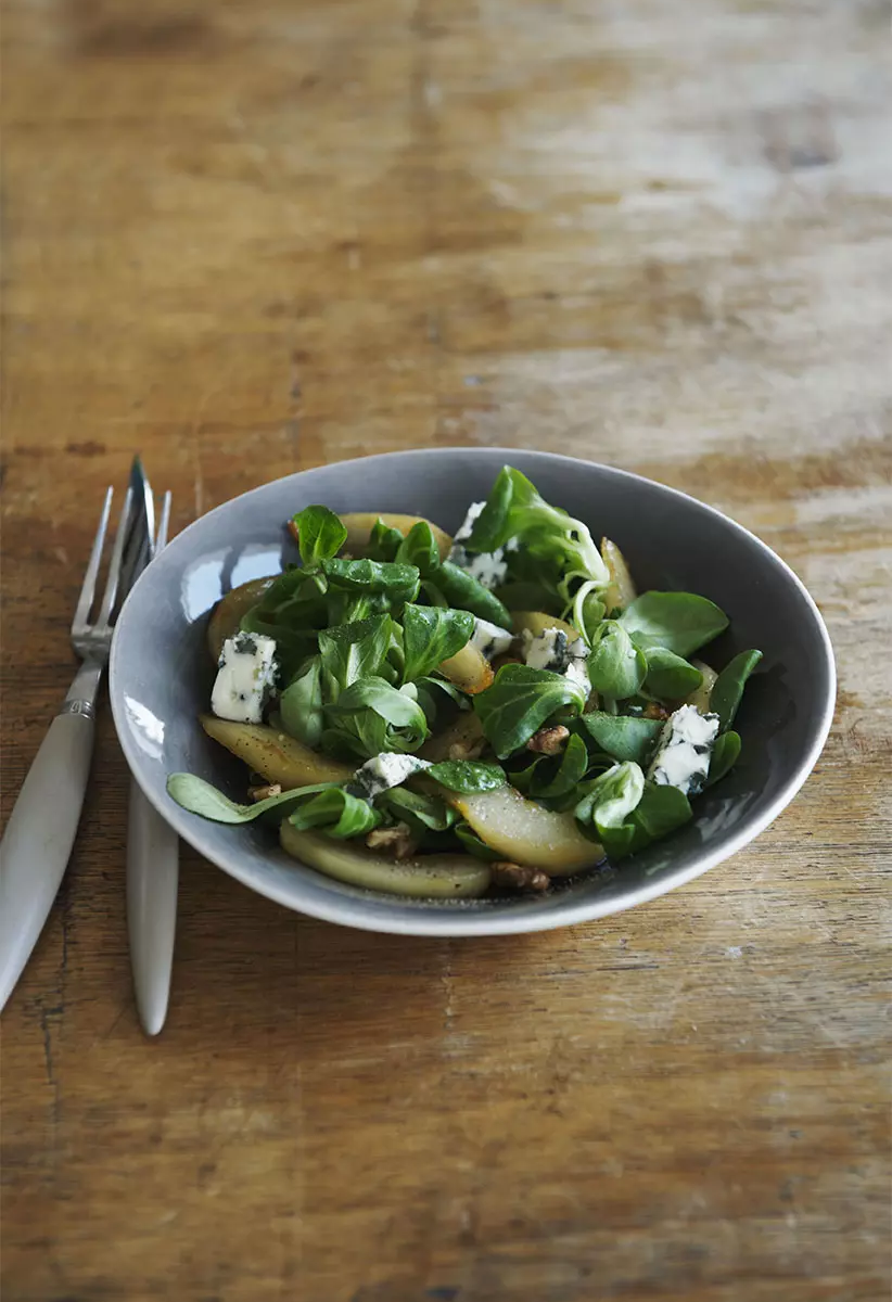 salade de poires au roquefort et mâche et noix