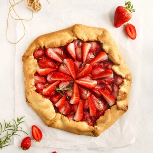 Tarte-rustique-fraises-romarin_V2-scaled